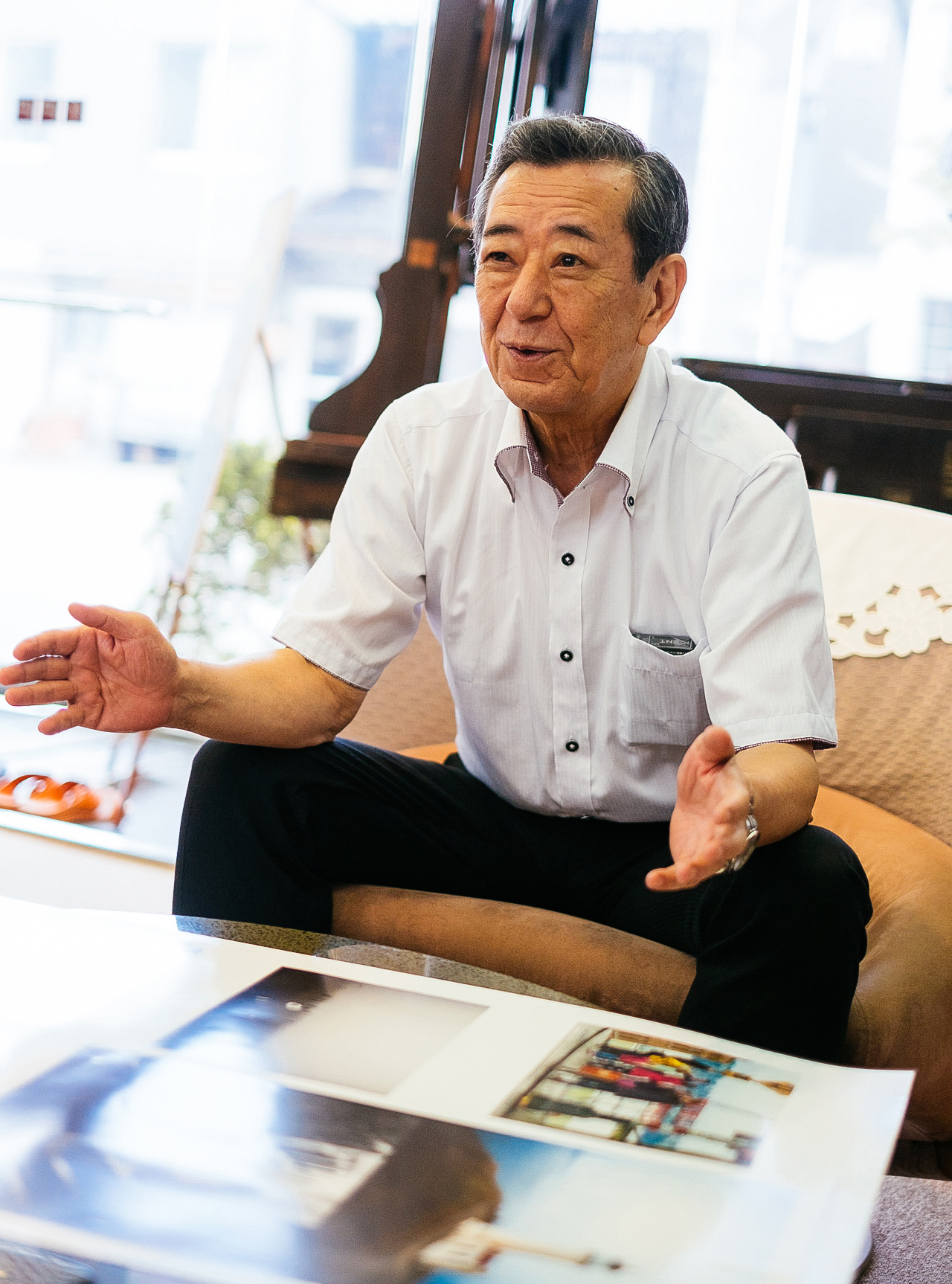 熊倉さんがプリンターのスタッフに調整を指示する様子